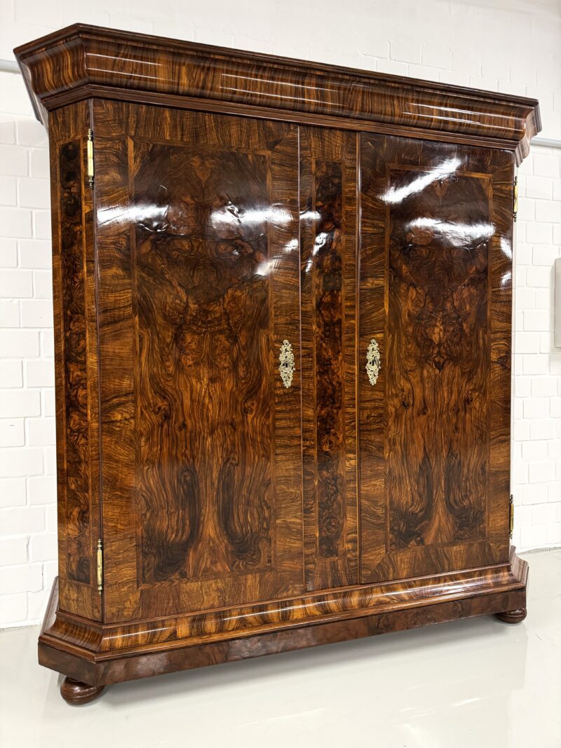 Barockschrank Nussbaum Süddeutsch 1770 Handpoliert Herrschaftlich – Bild 2