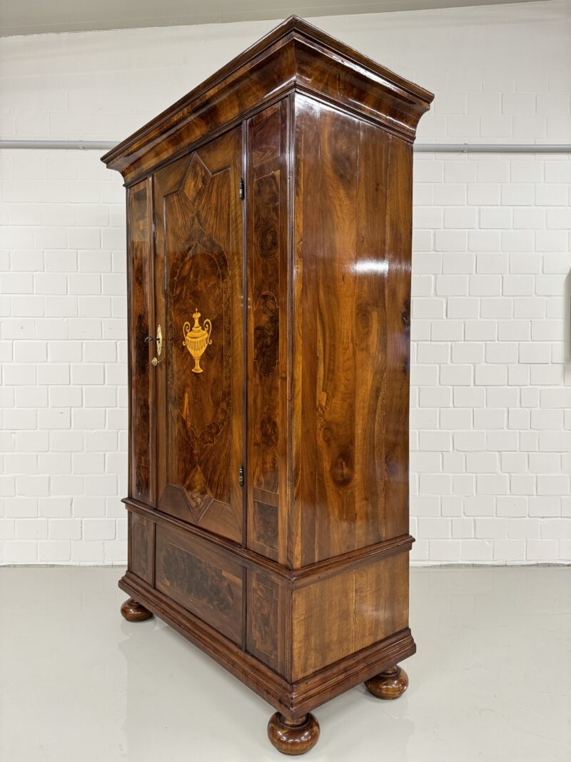 Barockschrank Nussbaum Süddeutsch 1770 Handpoliert – Bild 9