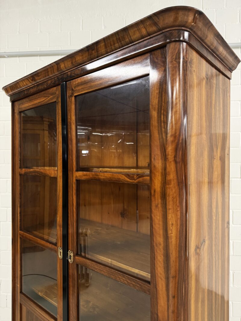 Vitrine Nussbaum Biedermeier Streng Handpoliert – Bild 2